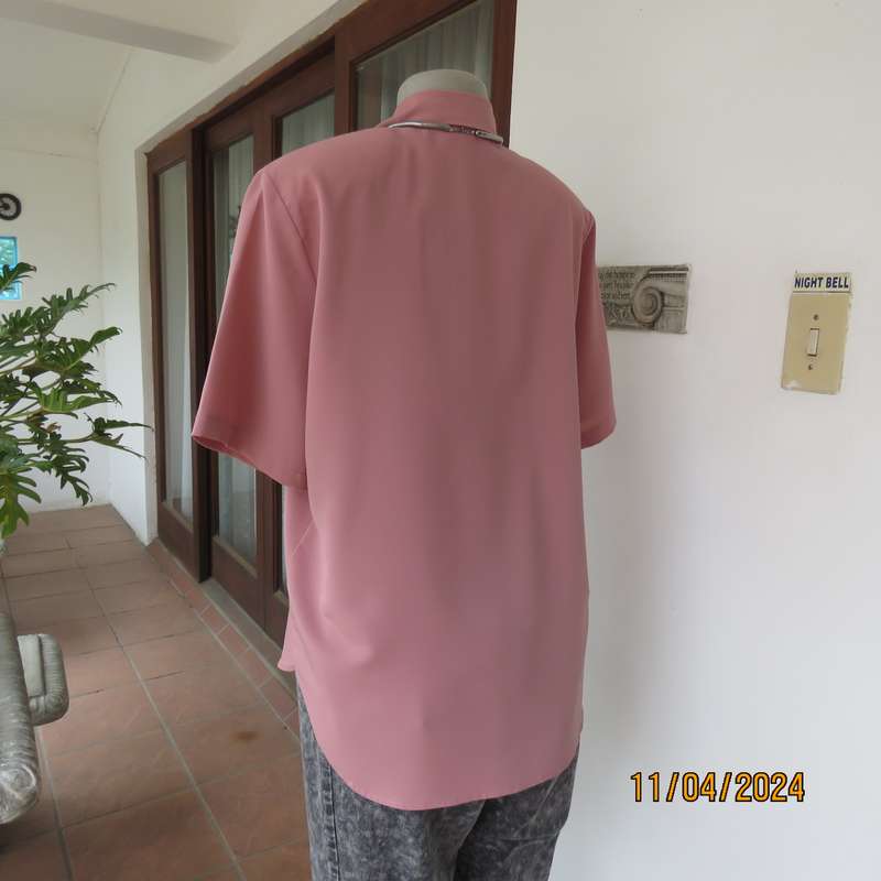 SOFT BLOUSE dusty pink short sleeve 100% polyester top.Button down with open collar.Size 38.