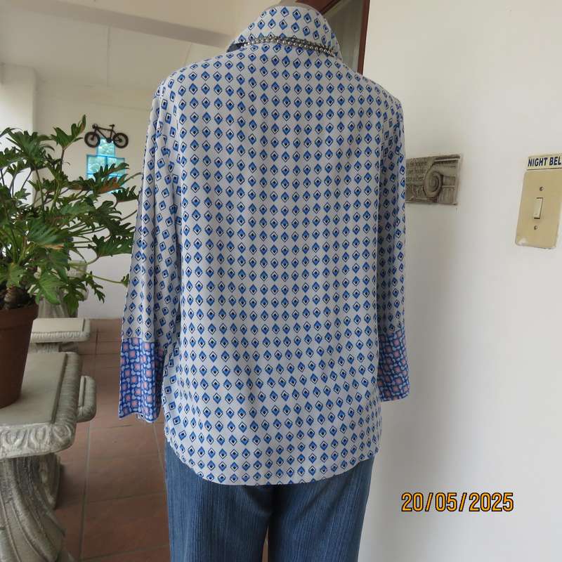 Classic pale blue button down shirt with blue-white diamond patterns. 100% viscose Size 32