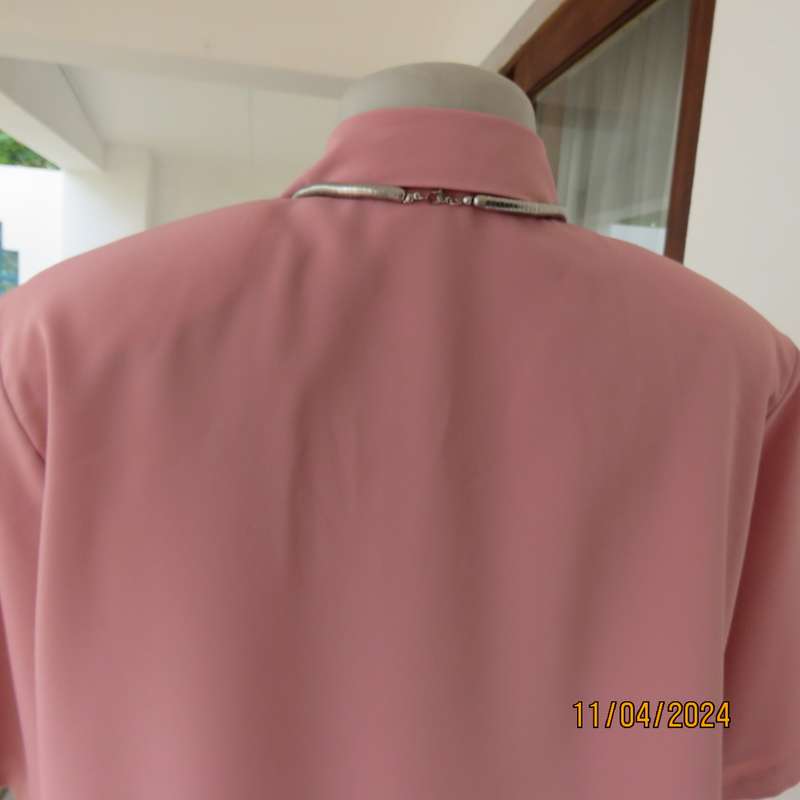 SOFT BLOUSE dusty pink short sleeve 100% polyester top.Button down with open collar.Size 38.
