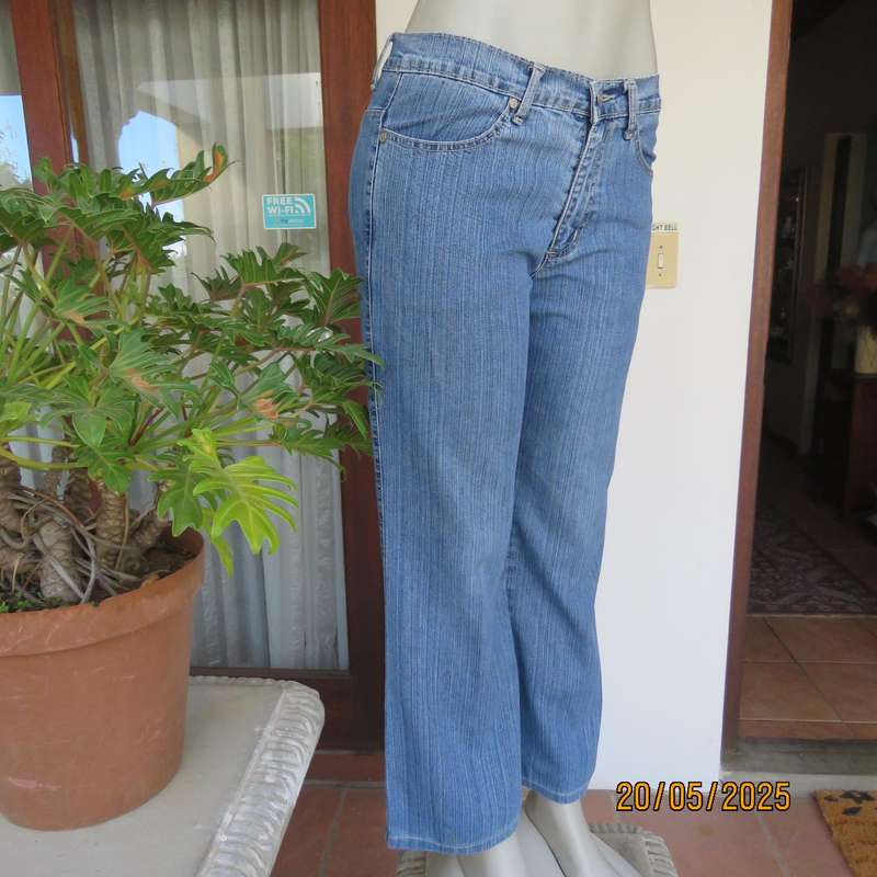 KARA blue denim jeans in polycotton stretch. Size 32-33. Two front pockets.