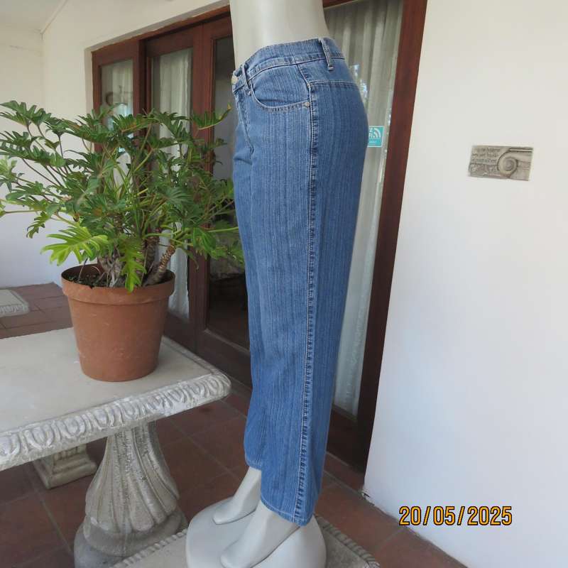 KARA blue denim jeans in polycotton stretch. Size 32-33. Two front pockets.