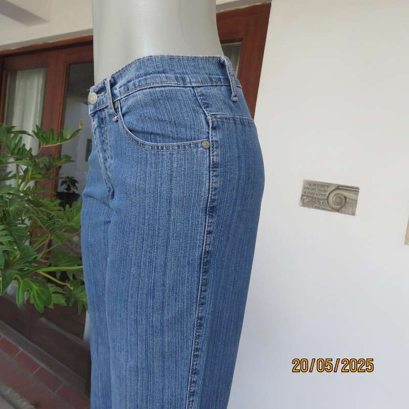 KARA blue denim jeans in polycotton stretch. Size 32-33. Two front pockets.