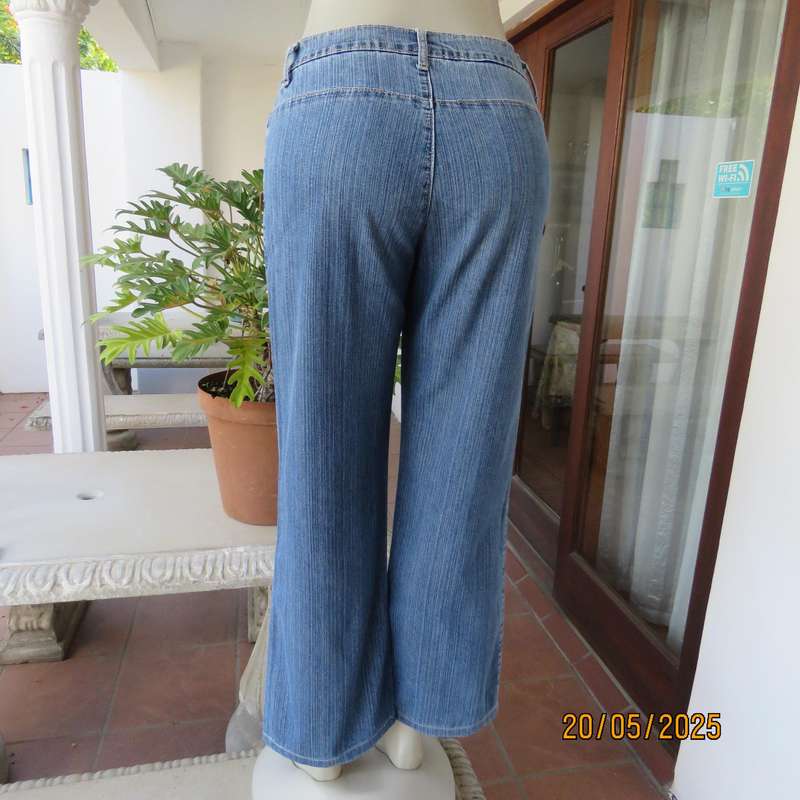 KARA blue denim jeans in polycotton stretch. Size 32-33. Two front pockets.