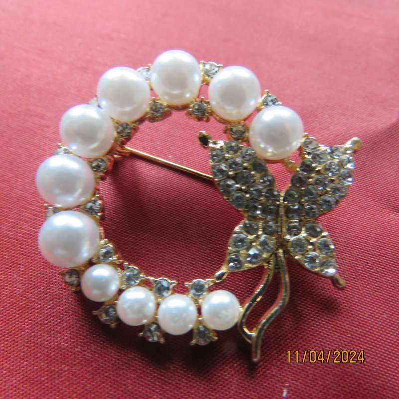 Elegant round faux pearl brooch with simulated diamonds. Diam 3.5cm. golden backing New item