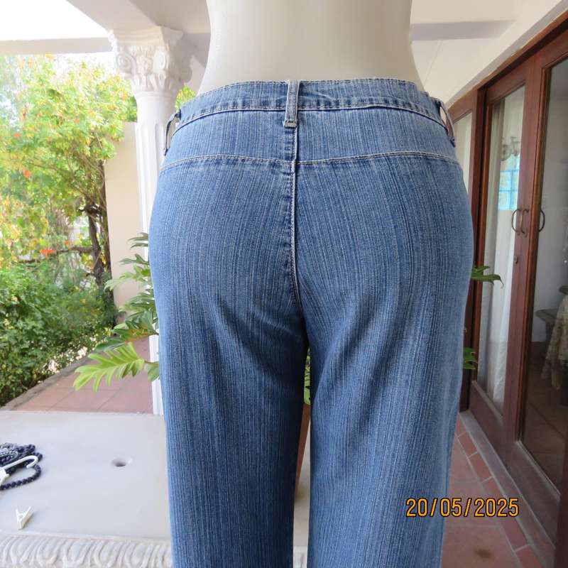 KARA blue denim jeans in polycotton stretch. Size 32-33. Two front pockets.