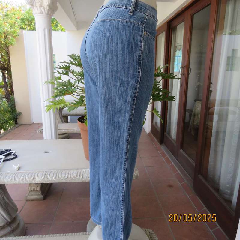 KARA blue denim jeans in polycotton stretch. Size 32-33. Two front pockets.