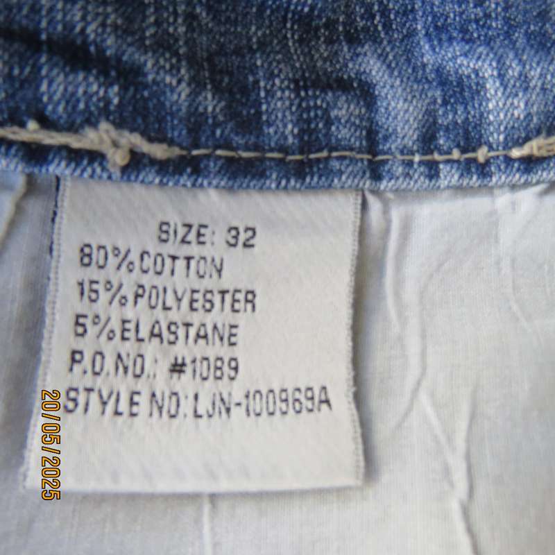 KARA blue denim jeans in polycotton stretch. Size 32-33. Two front pockets.