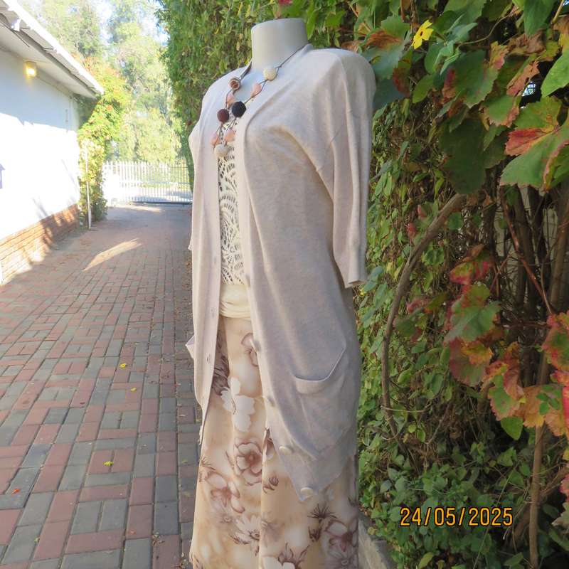 CHEROKEE cream acrylic-cotton knit short sleeve cardigan with button down front. Size 36.
