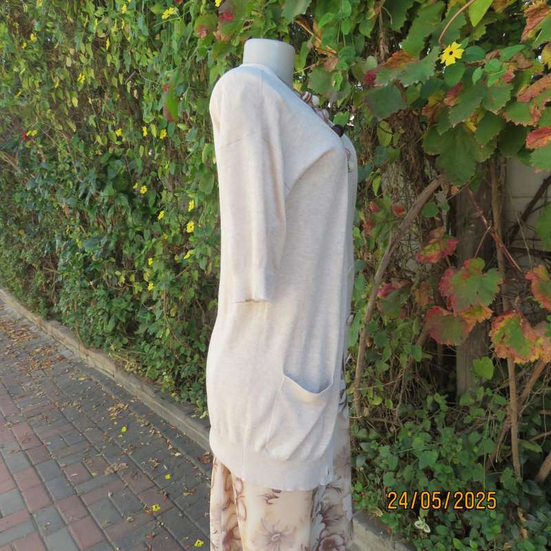 CHEROKEE cream acrylic-cotton knit short sleeve cardigan with button down front. Size 36.
