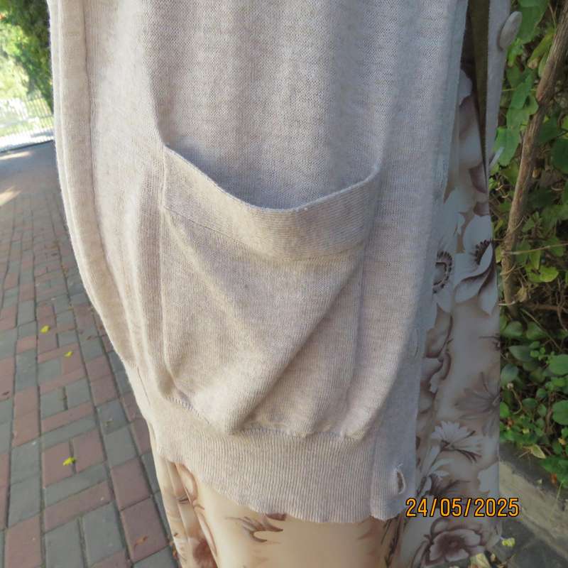 CHEROKEE cream acrylic-cotton knit short sleeve cardigan with button down front. Size 36.