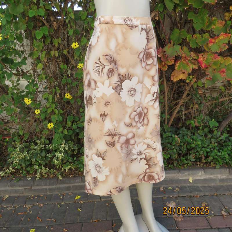 Smart cream A-line ecru-white-brown floral skirt. Size 42. Elasticated back.