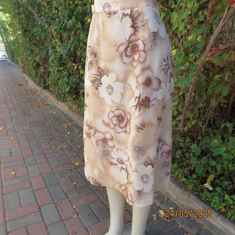 Smart cream A-line ecru-white-brown floral skirt. Size 42. Elasticated back.