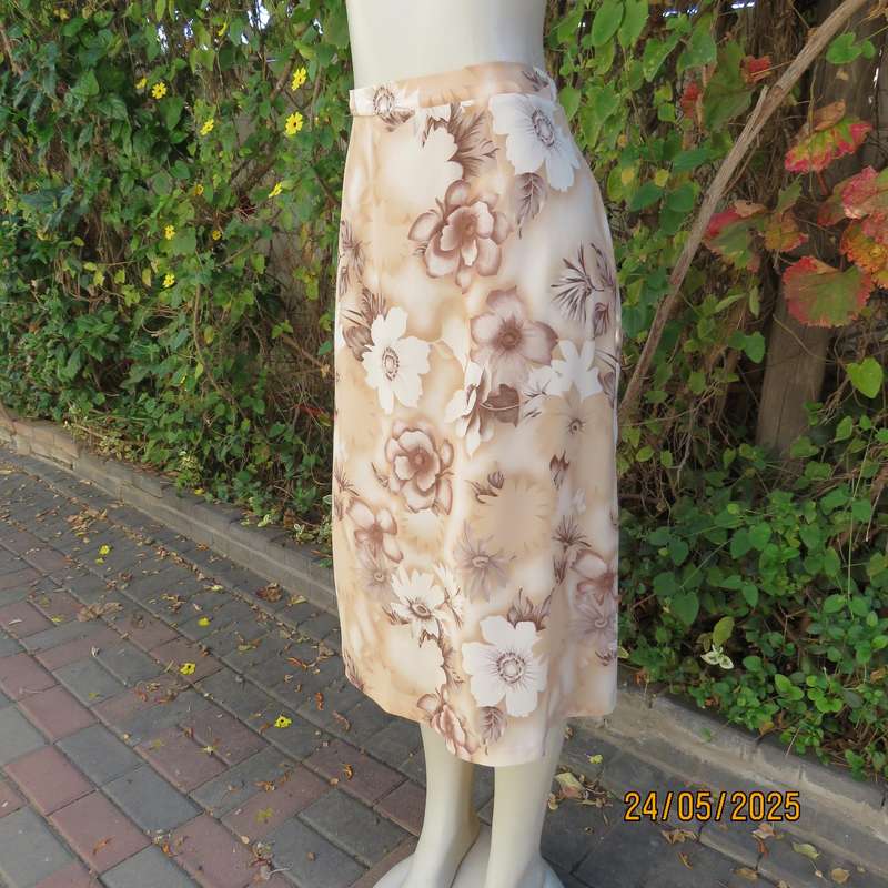 Smart cream A-line ecru-white-brown floral skirt. Size 42. Elasticated back.