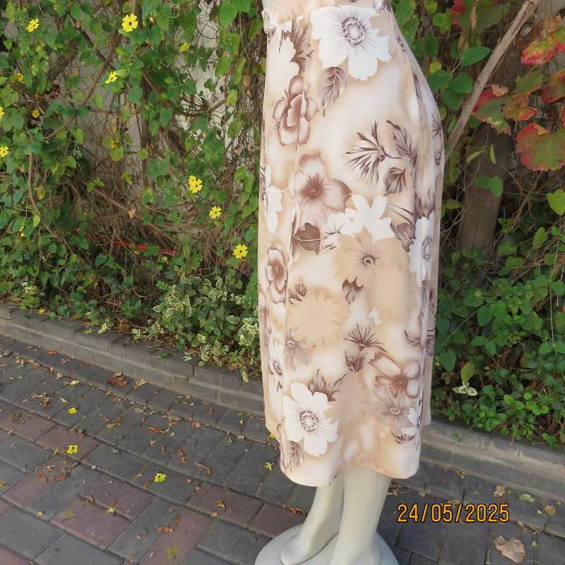 Smart cream A-line ecru-white-brown floral skirt. Size 42. Elasticated back.