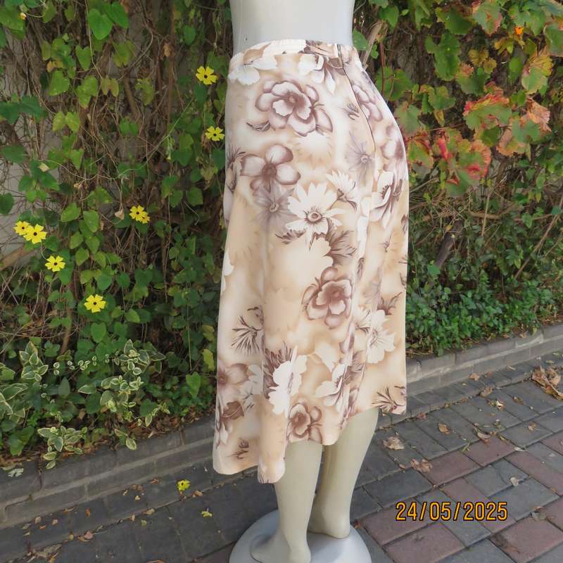 Smart cream A-line ecru-white-brown floral skirt. Size 42. Elasticated back.