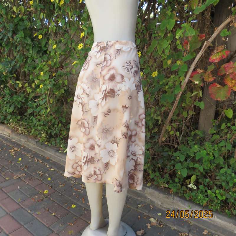 Smart cream A-line ecru-white-brown floral skirt. Size 42. Elasticated back.
