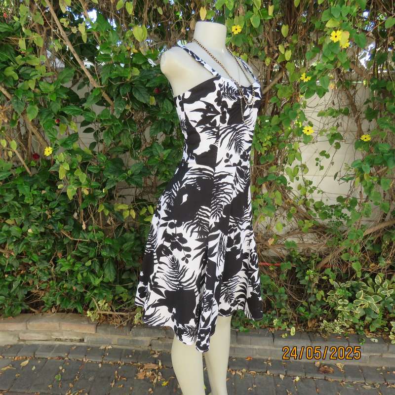 Monochrome floral strappy dress with gored bottom. Elastic back inlay. Size 32-8