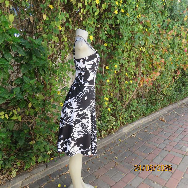 Monochrome floral strappy dress with gored bottom. Elastic back inlay. Size 32-8