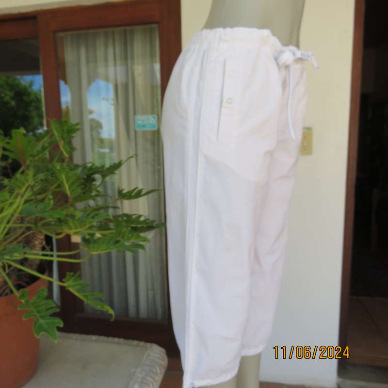 FUSION white cropped sportswear pants size 36. Front slit pockets. Drawstrings. As new cond.