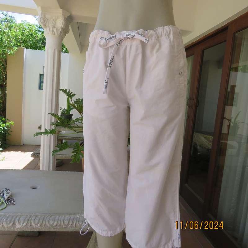 FUSION white cropped sportswear pants size 36. Front slit pockets. Drawstrings. As new cond.