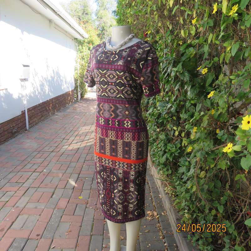 Elegant low calf horizontal colourful patterned bodycon dress size 36. Capped sleeves.