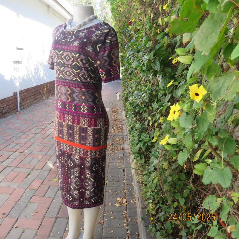 Elegant low calf horizontal colourful patterned bodycon dress size 36. Capped sleeves.