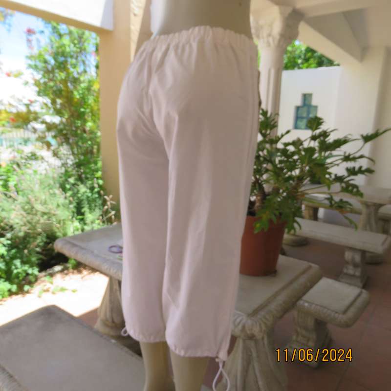 FUSION white cropped sportswear pants size 36. Front slit pockets. Drawstrings. As new cond.