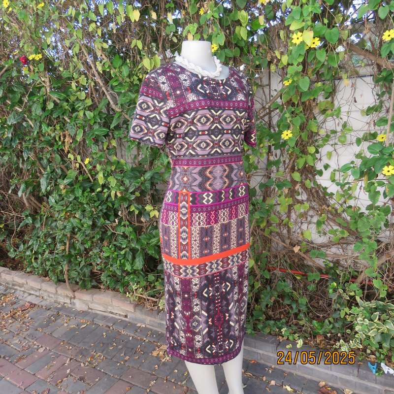 Elegant low calf horizontal colourful patterned bodycon dress size 36. Capped sleeves.