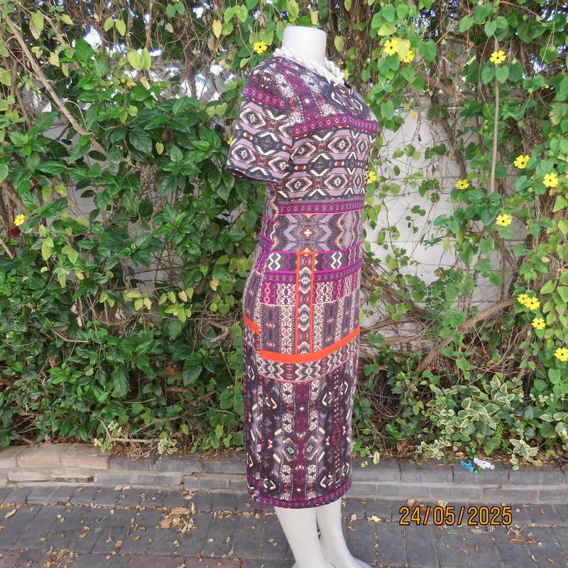 Elegant low calf horizontal colourful patterned bodycon dress size 36. Capped sleeves.