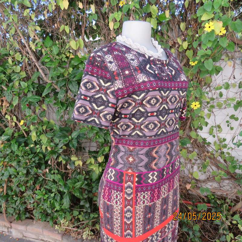 Elegant low calf horizontal colourful patterned bodycon dress size 36. Capped sleeves.