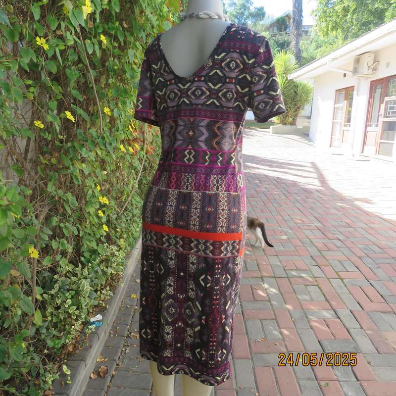 Elegant low calf horizontal colourful patterned bodycon dress size 36. Capped sleeves.