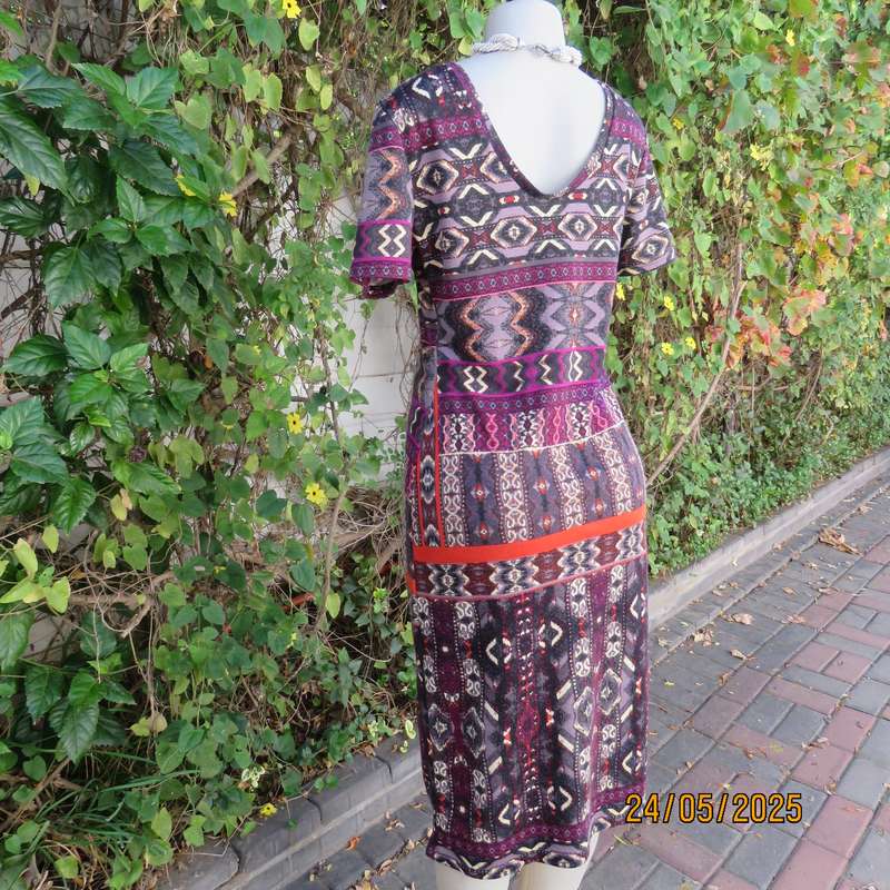 Elegant low calf horizontal colourful patterned bodycon dress size 36. Capped sleeves.