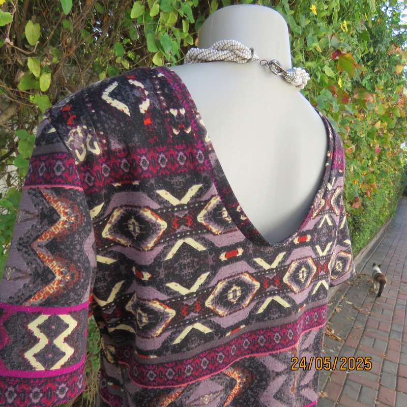 Elegant low calf horizontal colourful patterned bodycon dress size 36. Capped sleeves.