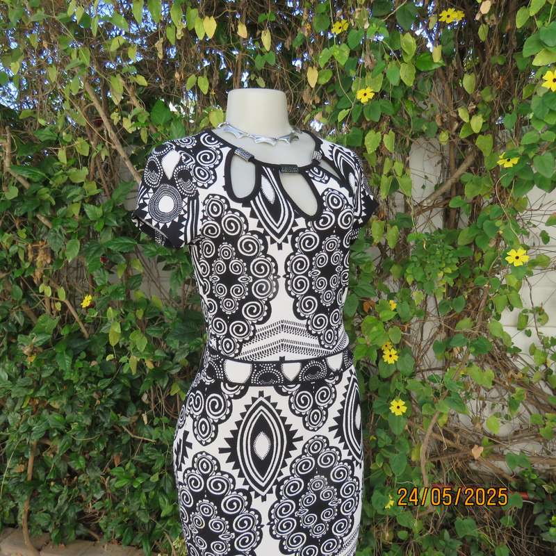 JUDY"S PRIDE low calf bodycon white-black textured polyester geometric print size 30 dress.