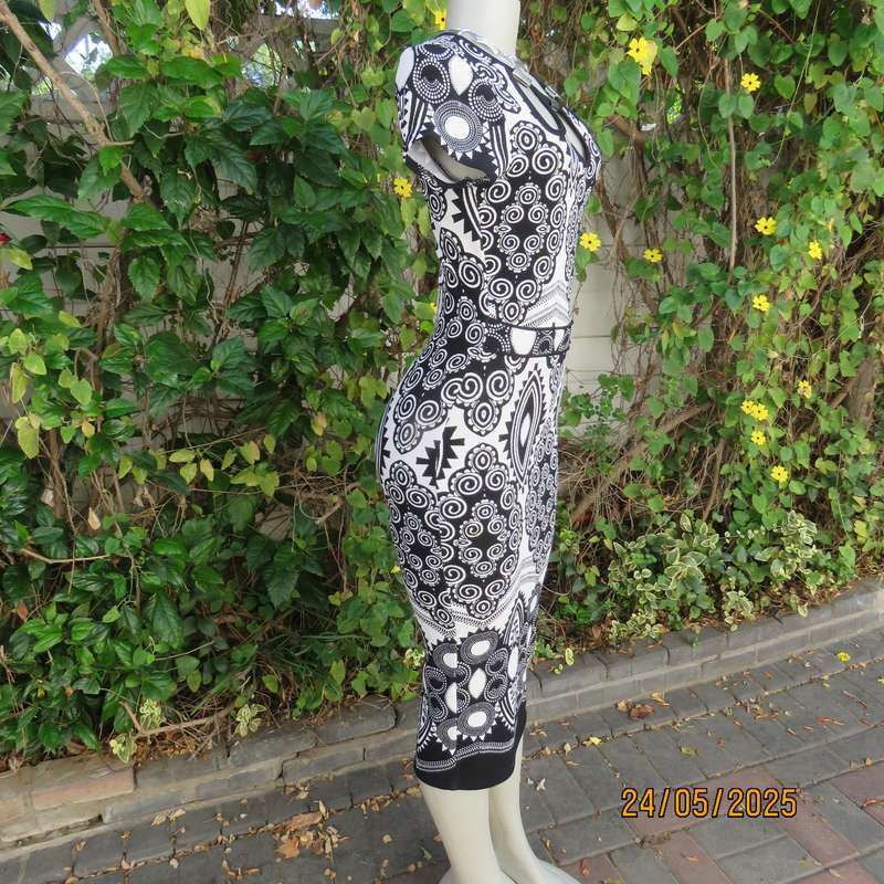 JUDY"S PRIDE low calf bodycon white-black textured polyester geometric print size 30 dress.