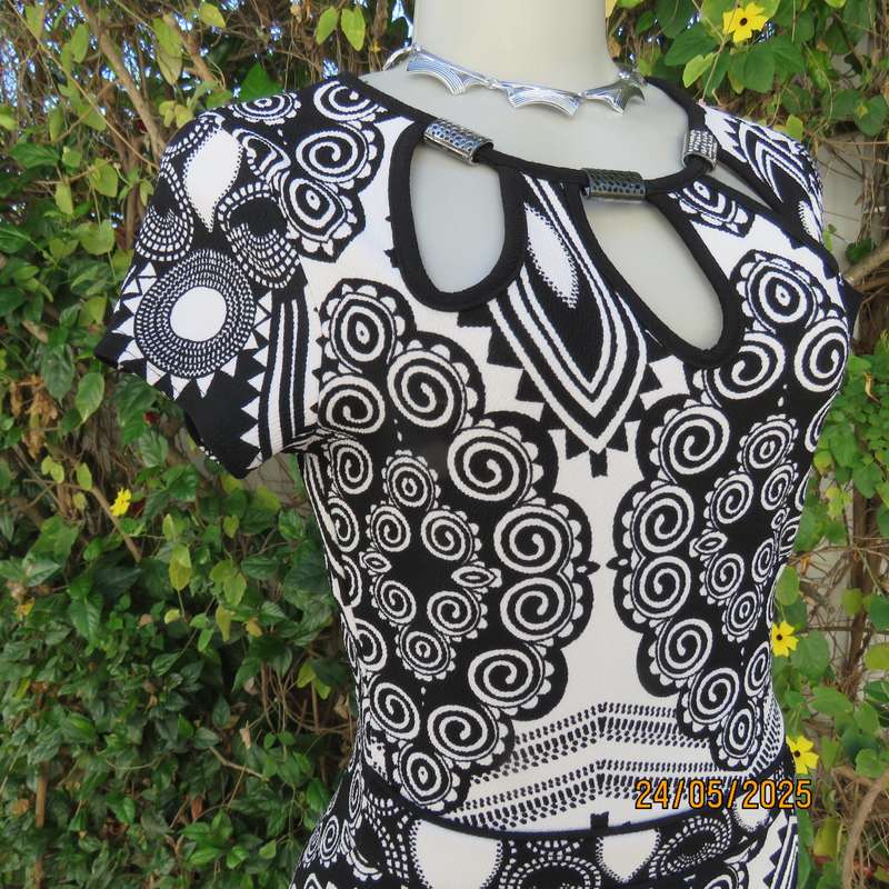 JUDY"S PRIDE low calf bodycon white-black textured polyester geometric print size 30 dress.