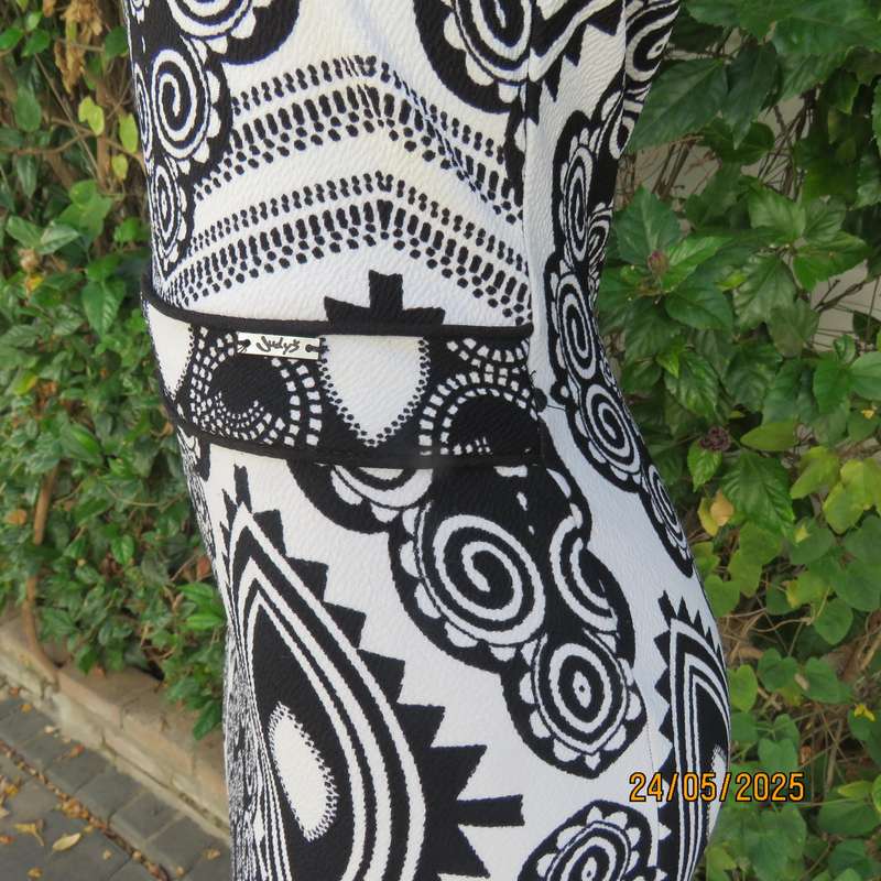 JUDY"S PRIDE low calf bodycon white-black textured polyester geometric print size 30 dress.