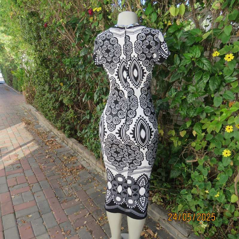 JUDY"S PRIDE low calf bodycon white-black textured polyester geometric print size 30 dress.