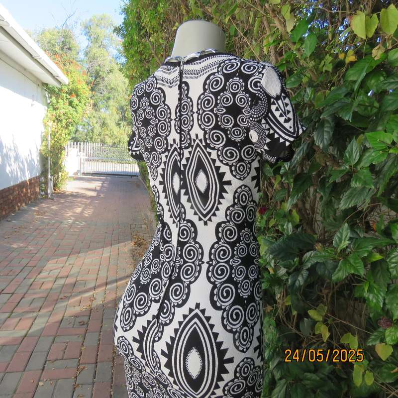 JUDY"S PRIDE low calf bodycon white-black textured polyester geometric print size 30 dress.