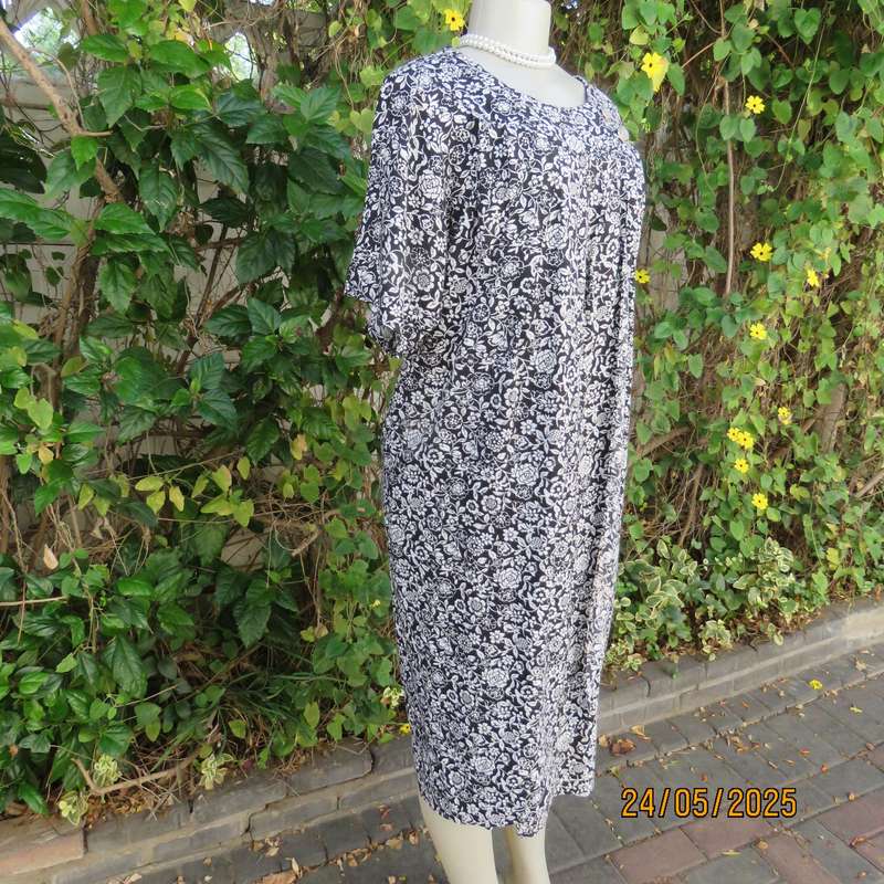RIVIERA black-white floral viscose maternity fold over dress size 38. Short sleeves.