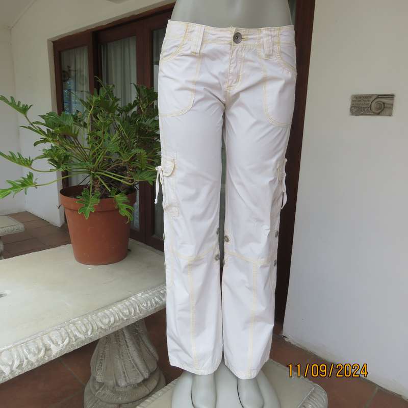 Perfect off-duty casual cream cotton straight leg pants with yellow stitching. Size 34 by DENIM & CO