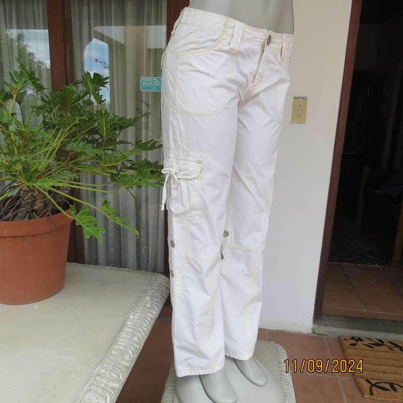 Perfect off-duty casual cream cotton straight leg pants with yellow stitching. Size 34 by DENIM & CO