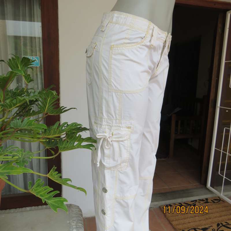 Perfect off-duty casual cream cotton straight leg pants with yellow stitching. Size 34 by DENIM & CO