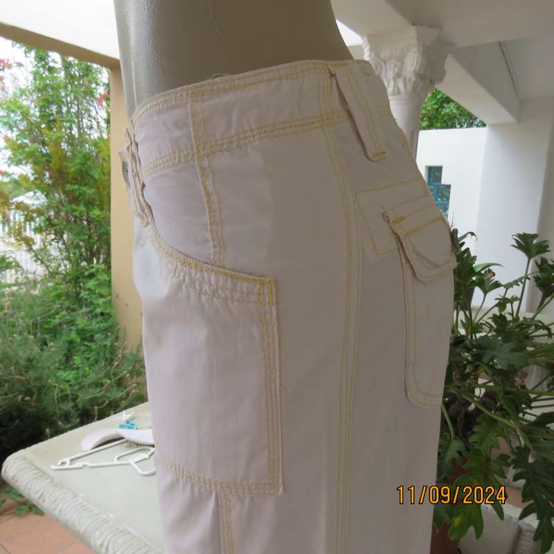 Perfect off-duty casual cream cotton straight leg pants with yellow stitching. Size 34 by DENIM & CO