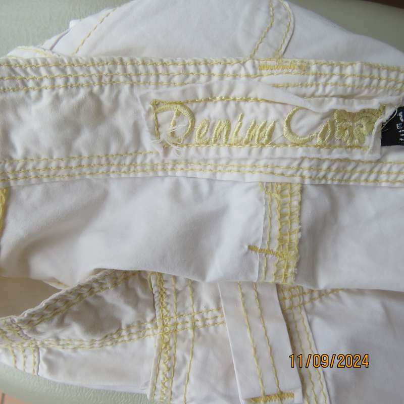 Perfect off-duty casual cream cotton straight leg pants with yellow stitching. Size 34 by DENIM & CO