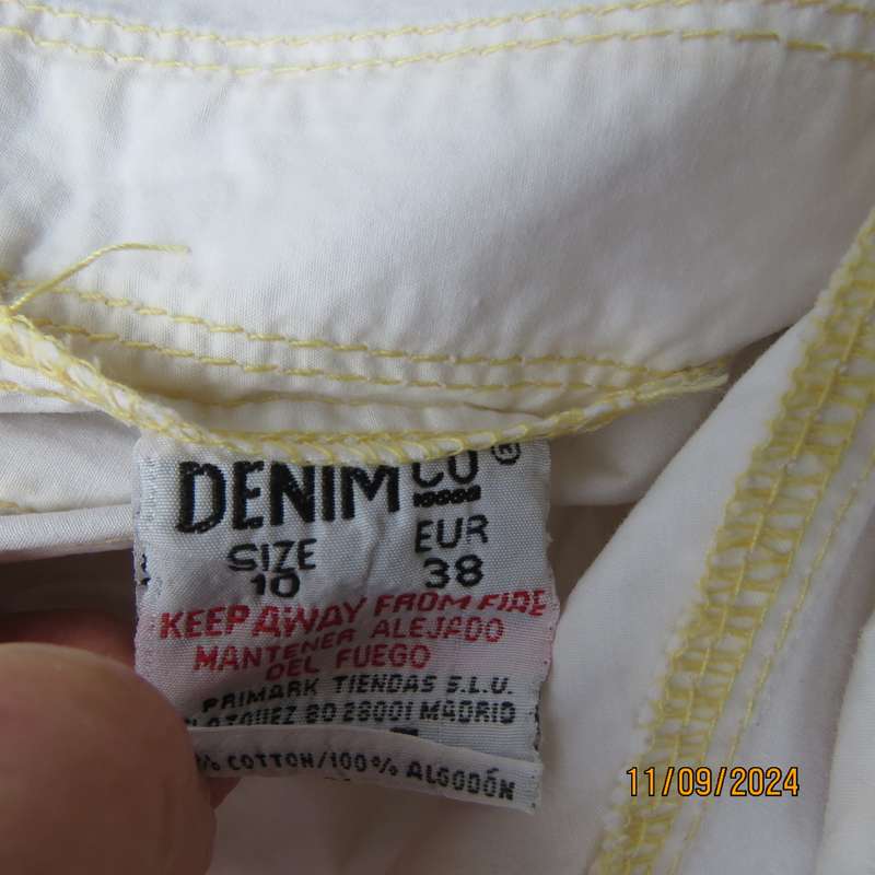 Perfect off-duty casual cream cotton straight leg pants with yellow stitching. Size 34 by DENIM & CO