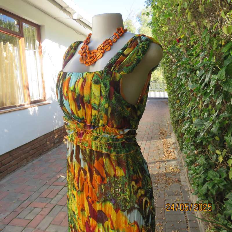 KIVENIL maxi dress in colourful peacock feather pattern creased polyester. Size 38