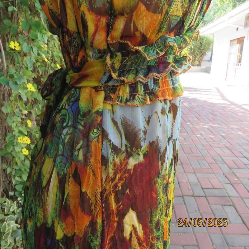 KIVENIL maxi dress in colourful peacock feather pattern creased polyester. Size 38