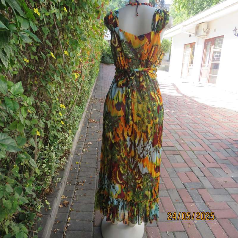KIVENIL maxi dress in colourful peacock feather pattern creased polyester. Size 38