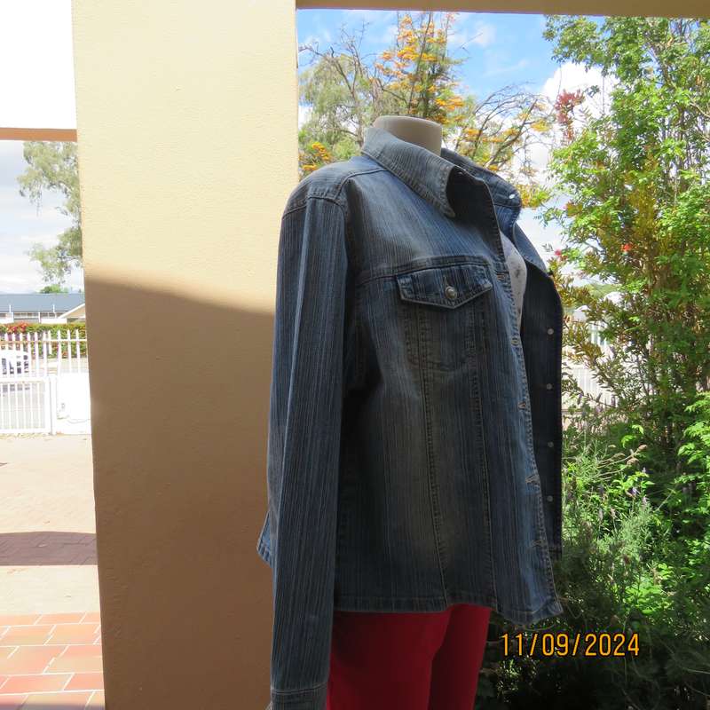 Beautiful structured blue denim jean cotton stretch jacket size 40. By OBR. As new cond
